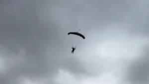Uma tempestade se formou no céu durante um show de paraquedismo, que tirou um dos atletas fora do curso e atingiu a plateia,