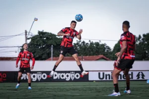 A equipe goiana terá a volta do volante Baralhas para o jogo (Foto: Ingryd Oliveira/ACG)