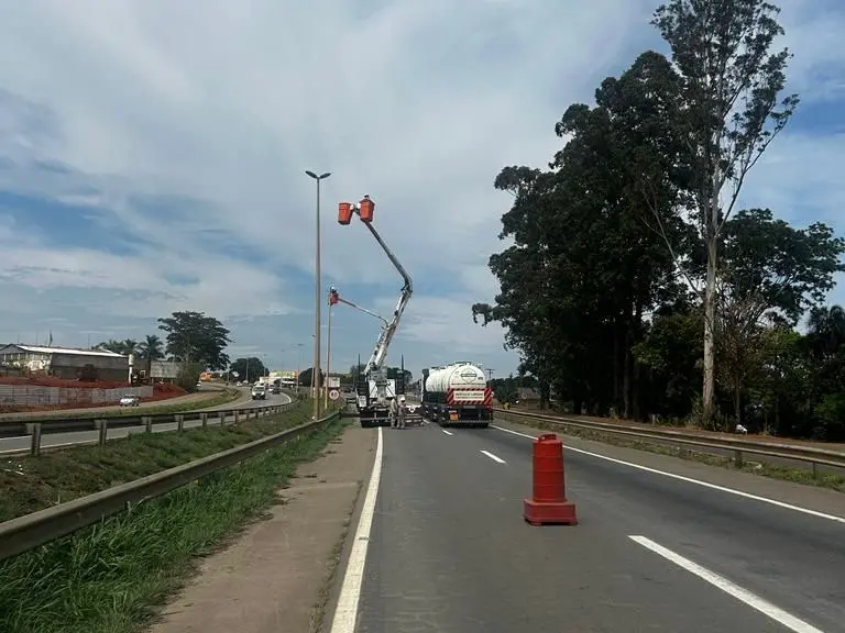 Prefeitura de Goiânia inicia os trabalhos de manutenção e modernização da iluminação pública no trecho urbano da BR-153: são 16 quilômetros de via que receberão 608 pontos de iluminação em LED | Foto: Seinfra
