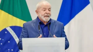 Embora não tenha cedido temporariamente o cargo ao vice, Geraldo Alckmin, Lula optou por abordar assuntos menos controversos durante esse período | Foto: Reprodução