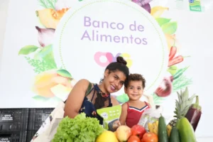 Joice Ferreira, de 25 anos, é uma das beneficiarias do programa: “Nem sei o que seria da nossa vida sem essa ajuda do Banco de Alimentos” | Foto: Aline Cabral