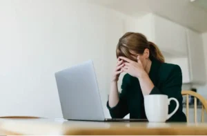Segundo especialistas, os desencadeadores do burnout são a sobrecarga de trabalho, a competitividade, a falta de realização no trabalho, entre outros