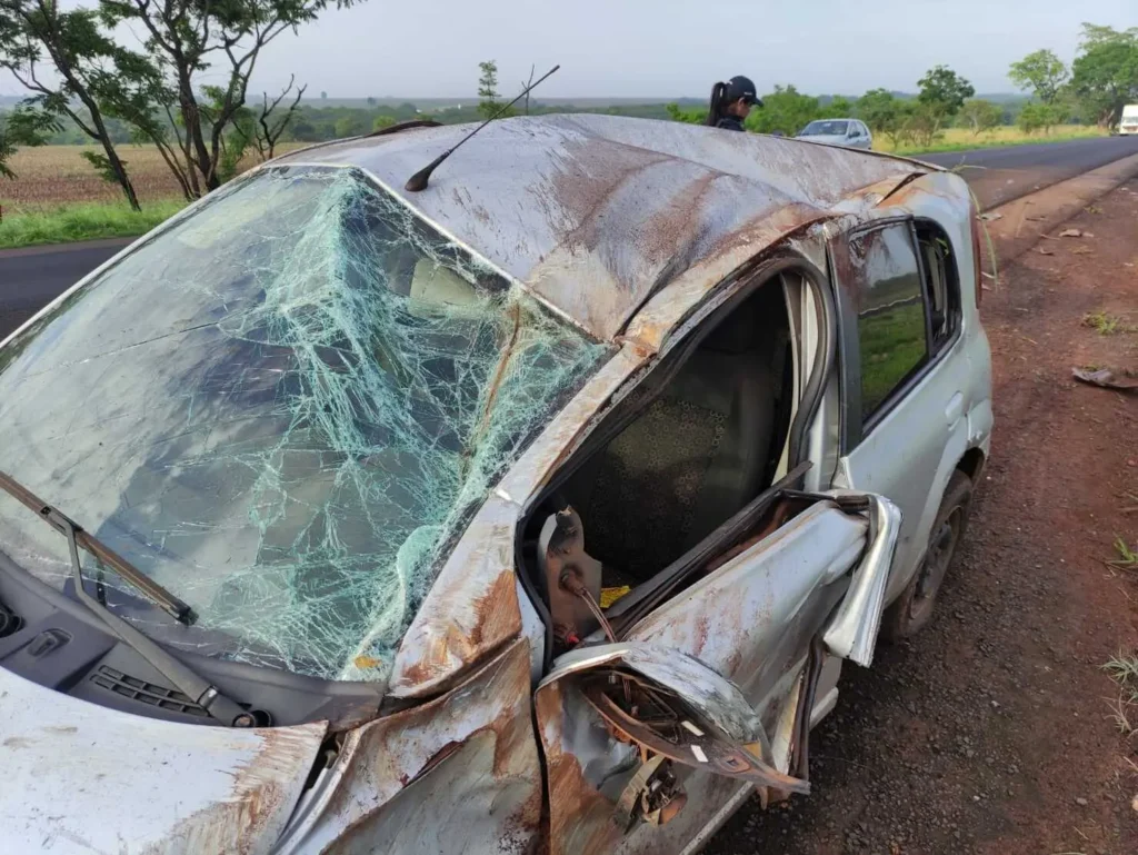 Motorista alcoolizado perde o controle de carro e capota entre Santo Antônio da Barra e Rio Verde|