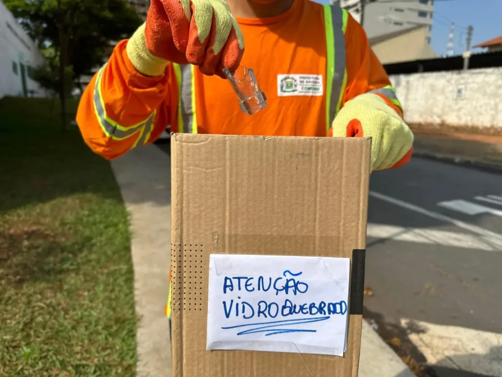 Prefeitura de Goiânia orienta população sobre como realizar o descarte de materiais perfurocortantes: itens como palitos de churrasquinho e cacos de vidro são responsáveis por acidentes de trabalho envolvendo profissionais da Comurg | Foto: Luciano Magalhães/Comurg