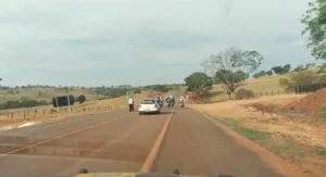 PRF apreende jovens e motos por "rachas" e manobras proibidas entre Jaraguá e Itaguari