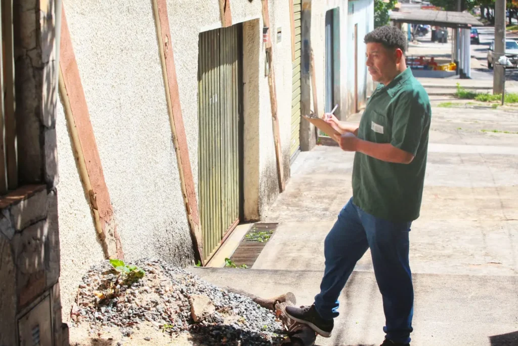 Nesta semana, equipes percorrem ruas da Vila João Vaz, Jardim Novo Mundo, Vila Boa, Capuava, Universitário, Santos Dumont, Faiçalville, Coimbra e Jardim América, orientando população. | Foto: Divulgação