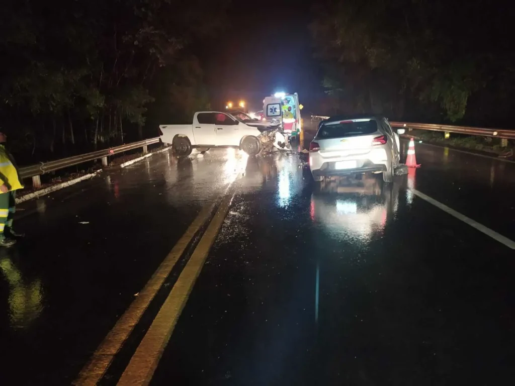 Acidente ocorreu no final de uma reta com início de curva e com pista molhada | Foto: PRF