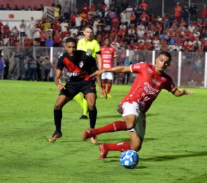 Clássico truncado contou 31 faltas e duas expulsões (Foto: Afonso Cardoso)