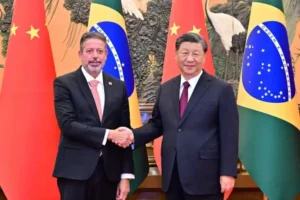 Lira disse que a cooperação com a China tem promovido efetivamente o desenvolvimento econômico e social do Brasil. | Foto: Ministério do Exterior da China