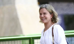 A presidente do PT, Gleisi Hoffmann, chega ao Centro Cultural Banco do Brasil, onde será feita a transição de governo.