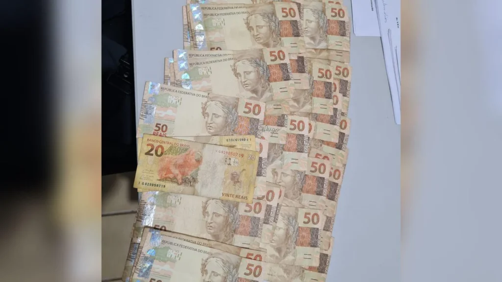 Dinheiro encontrado no bolso do suspeito | Foto: Policia Civil