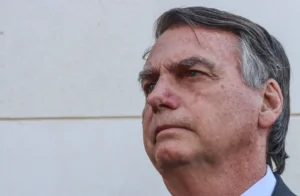 Bolsonaro deixa hospital e começa a cumprir prisão domiciliar em Brasília