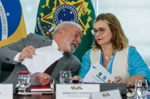 Brasília/DF, 12/07/2023, O presidente Lula, e a presidente da Caixa, Maria Rita Serrano, durante assinatura de contrato FINISA - Financiamento à Infraestrutura e ao Saneamento, no Palácio do Planalto. Foto: Antônio Cruz/Agência Brasil