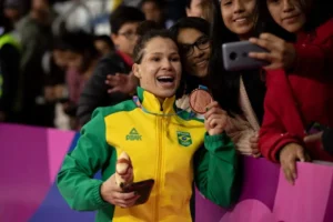 A lutadora de wrestling, Laís Nunes,com a medalha de bronze, no Pan de 2019, em Lima, no Peru
