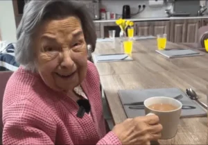 Conheça a receita de longevidade da inglesa Edna Walmsley, que acaba de completar 107 anos | Foto: Reprodução