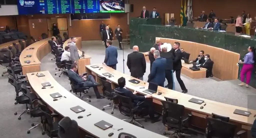 Os ataques acalorados por pouco não terminaram em agressão. | Foto: Reprodução/TV Alego