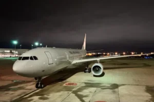 Aeronave KC-30, da FAB, pousou às 1h45 com 215 brasileiros e 16 pets, após terem sido transportados em segurança das áreas de conflitos | Foto: GovBR e FAB