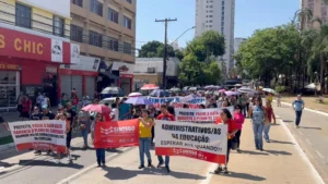 Servidores da Educação, que estão em greve desde o dia 2 de outubro, percorreram a Avenida Goiás até à Praça do Trabalhador. | Foto: Divulgação/Sintego