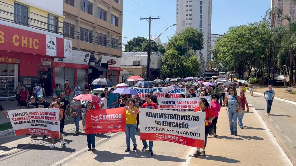 Servidores da Educação, que estão em greve desde o dia 2 de outubro, percorreram a Avenida Goiás até à Praça do Trabalhador. | Foto: Divulgação/Sintego