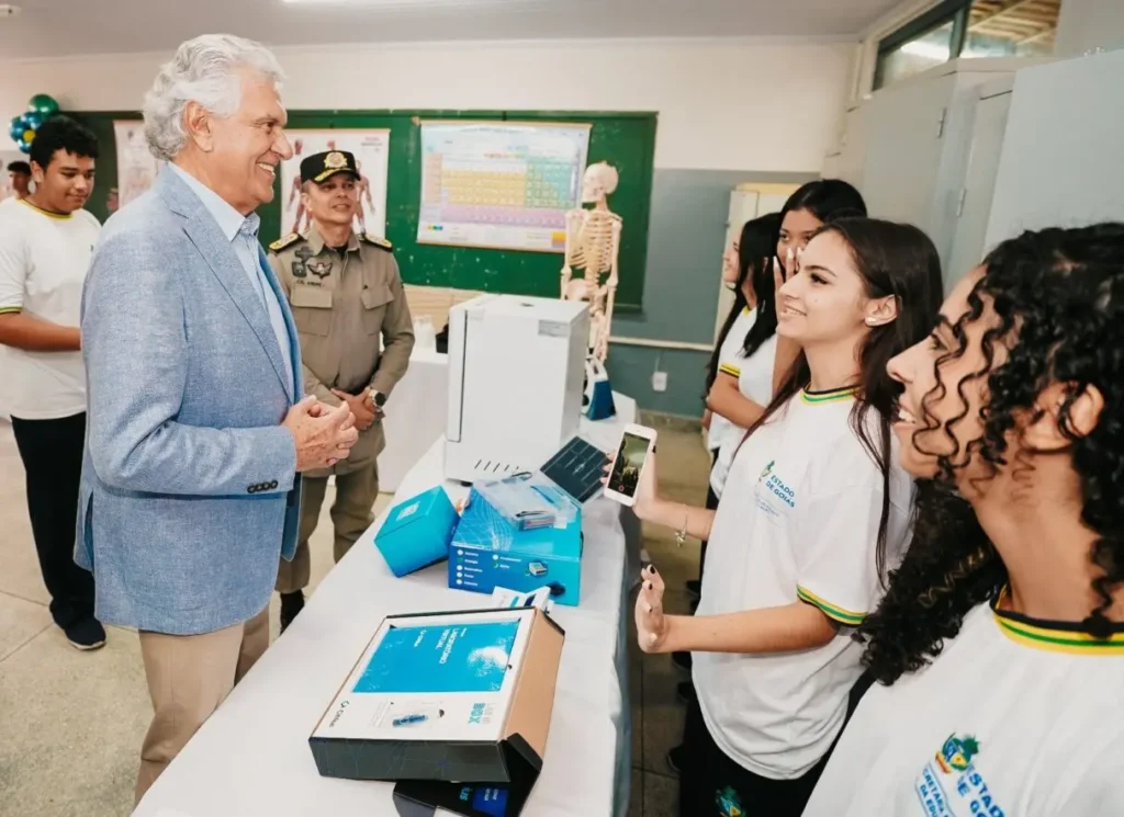 A alteração na Lei nº 21.162, que instituiu o programa ainda em 2021  com o objetivo de dar continuidade ao atendimento dos alunos do Ensino Médio nos próximos três anos | Foto: Seduc