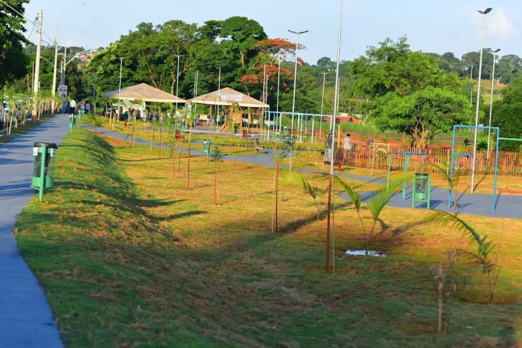 Os espaços construídos e revitalizados recebem plantas ornamentais e diversas espécies de árvores do Cerrado | Foto: Divulgação/Prefeitura