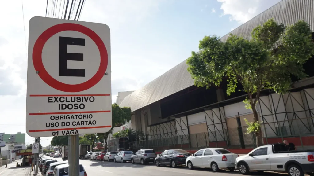 Após emitir a credencial para idosos, condutor +60 deve imprimi-la e deixar visível no carro para ter direito à vaga especial | Foto: Leandro Braz/O Hoje