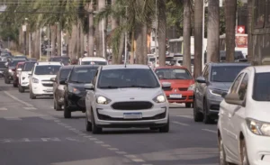 O comprador abre o processo físico no Detran-GO para a transferência | Foto: Leandro Braz/O Hoje