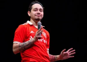 O artista de Stand Up Comedy, Gio Lisboa, traz para Capital um repertório divertido e bem-humorado, no palco ele garante boas risadas ao público | Foto: Divulgação