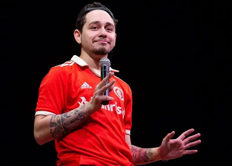 O artista de Stand Up Comedy, Gio Lisboa, traz para Capital um repertório divertido e bem-humorado, no palco ele garante boas risadas ao público | Foto: Divulgação