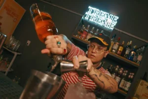 Projeto Bar-T proporciona oportunidades na coquetelaria goiana para pessoas trans, travestis e não-binários | Foto: Caju Bento