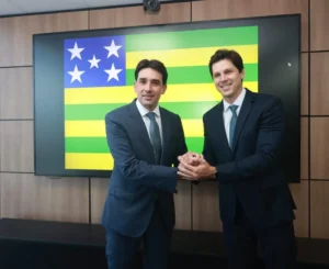 O governador em exercício, Daniel Vilela (MDB), reuniu-se com o presidente da entidade, Celso Pansera, em Brasília, iniciando as articulações com a financiadora | Foto: André Costa