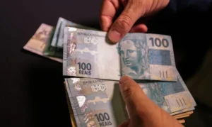 Empresas devem pagar primeira parcela a trabalhadores até o dia 30 de novembro | Foto: Marcello Casal Jr/ABr