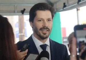 Daniel Vilela percorreu Goiás entregando cartões de benefícios sociais, lançando obras e em busca de recursos que podem dar o seu próprio tom à gestão | Foto: Reprodução