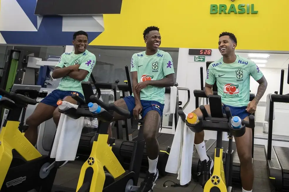 Endrick, Vinícius Jr. e Rodrygo participaram do treino regenerativo (Foto: Jailson Marconne/CBF)