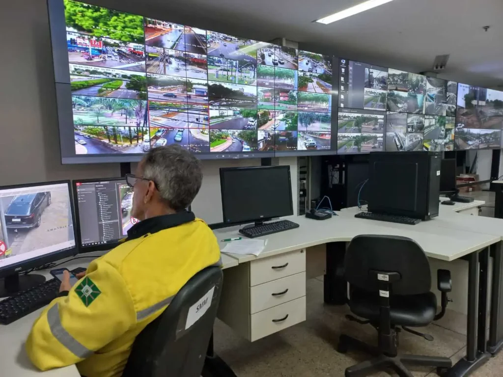Centro de Controle Integrado (CCI) monitora câmeras de alta resolução espalhadas por toda a cidade, fortalecendo o sistema de segurança em Goiânia | Foto: Secom