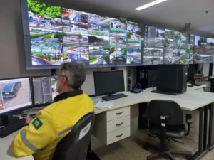 Centro de Controle Integrado (CCI) monitora câmeras de alta resolução espalhadas por toda a cidade, fortalecendo o sistema de segurança em Goiânia | Foto: Secom