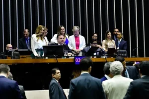 O texto também abre crédito especial de R$ 207,4 milhões para pagar despesas de oito ministérios | Foto: Agência Senado