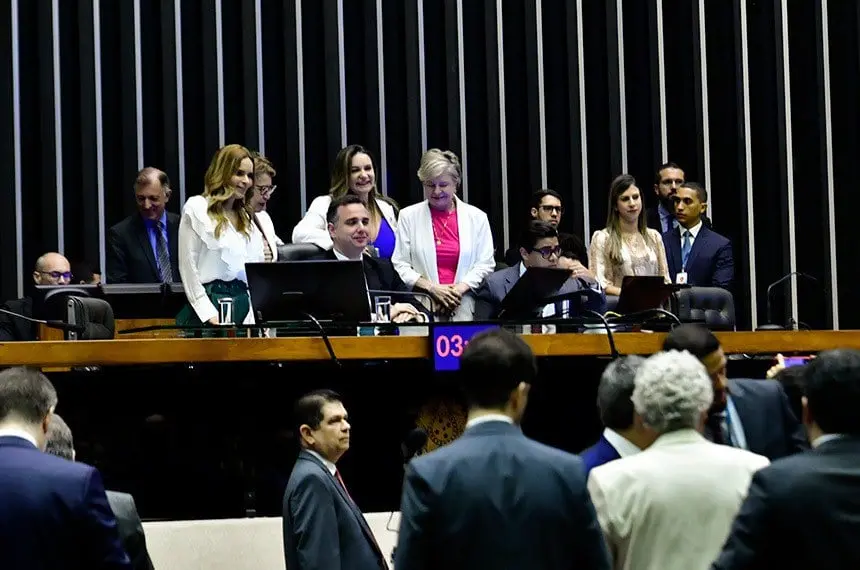 O texto também abre crédito especial de R$ 207,4 milhões para pagar despesas de oito ministérios | Foto: Agência Senado