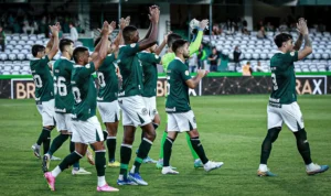Apesar da vitória, o Esmeraldino ainda está no Z4 e precisa vencer os próximos jogos (Foto: Rosiron Rodrigues/Goiás EC)