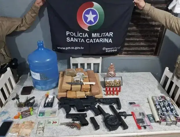 Entre os itens apreendidos estão uma variedade de armas, como a pistola Glock G25, e uma fauna exótica que inclui tubarão-martelo, raias e até mesmo um tatu. | Foto: Polícia Militar