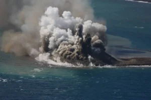 Tremores vulcânicos foram detectados em Iwo Jima desde 21 de outubro, seguidos por erupções na costa sul | Foto: Setsuya Nakada
