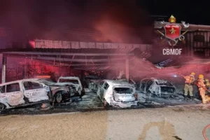 Na operação para combater o incêndio, os bombeiros montaram linhas de combate com utilização de água e espuma abafadora | Foto: Reprodução