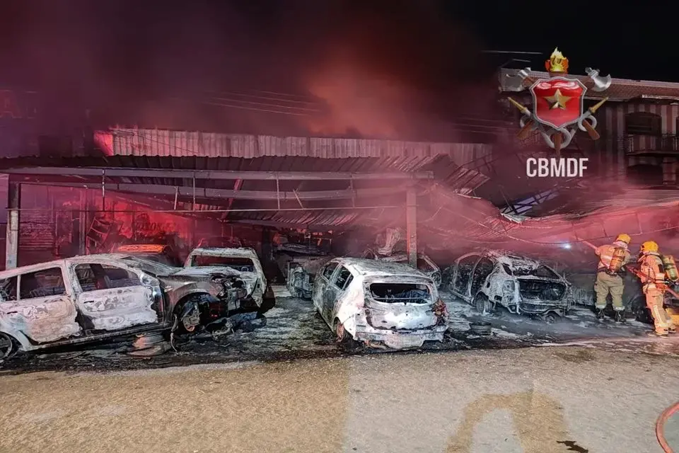 Na operação para combater o incêndio, os bombeiros montaram linhas de combate com utilização de água e espuma abafadora | Foto: Reprodução