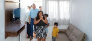 Umas das contempladas foi Luzineide Cruz Lima, de 35 anos, ela é diarista e tem quatro filhos. “Vai mudar a minha vida”. | Foto: Divulgação