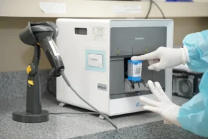 Lacen-GO realiza testes moleculares, ação preventiva ajuda no controle da doença que pode gerar complicações pulmonares e infecção generalizada. | Foto: Divulgação
