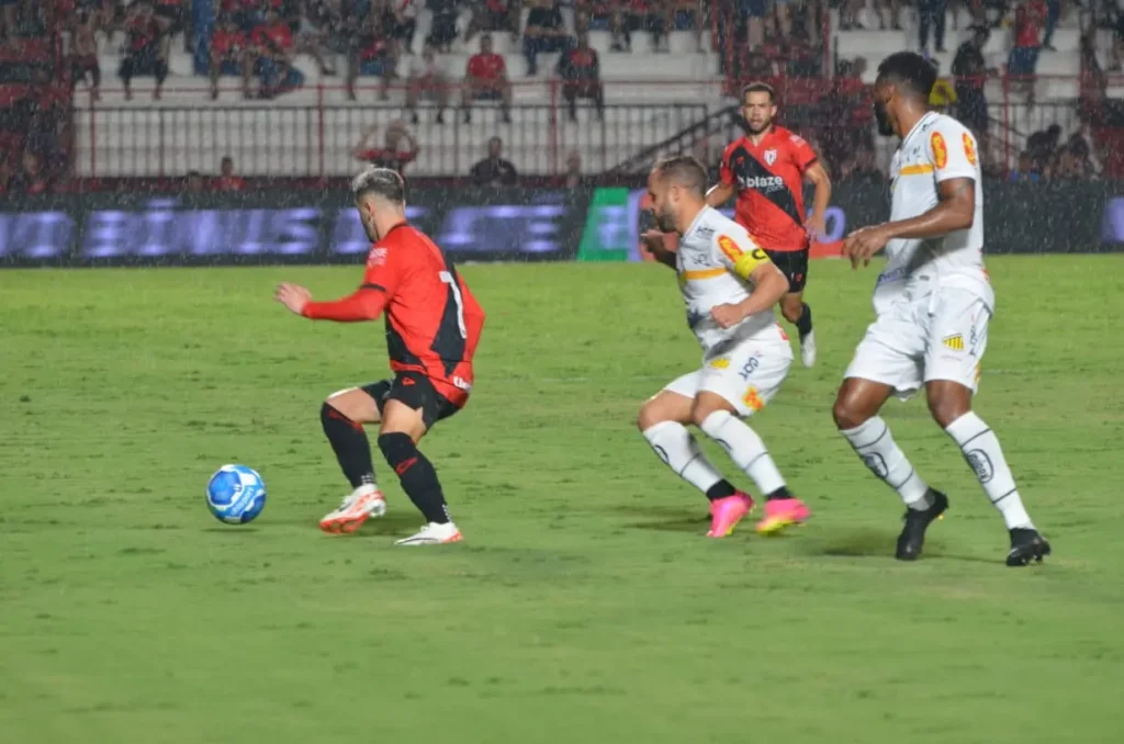 O Tigre ficou em vantagem no placar duas vezes, mas o Atlético conseguiu o empate (Foto: Afonso Cardoso)