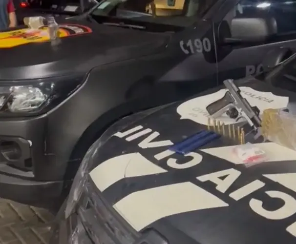 Polícia prende trio suspeito de tráfico e porte ilegal de arma de fogo, em Goiânia