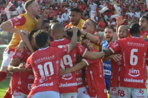 O Criciúma venceu o Botafogo (SP) e é a segunda equipe confirmada na Série A 2024. (Foto: Afonso Cardoso)