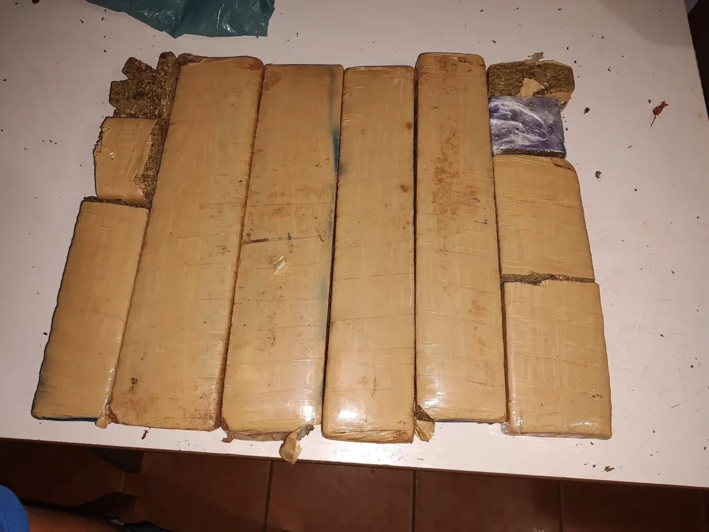 Polícias Penal e Militar prendem homem com 10 kg de maconha, em Trindade