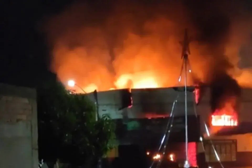 Durante o incêndio, uma moradora da região filmou o momento no qual as chamas atingiram o teto do Supermercado | Foto: Reprodução